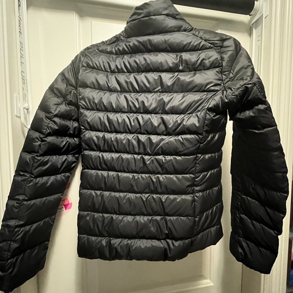 Uniqlo black puffy lightweight jacket - Picture 2 of 4
